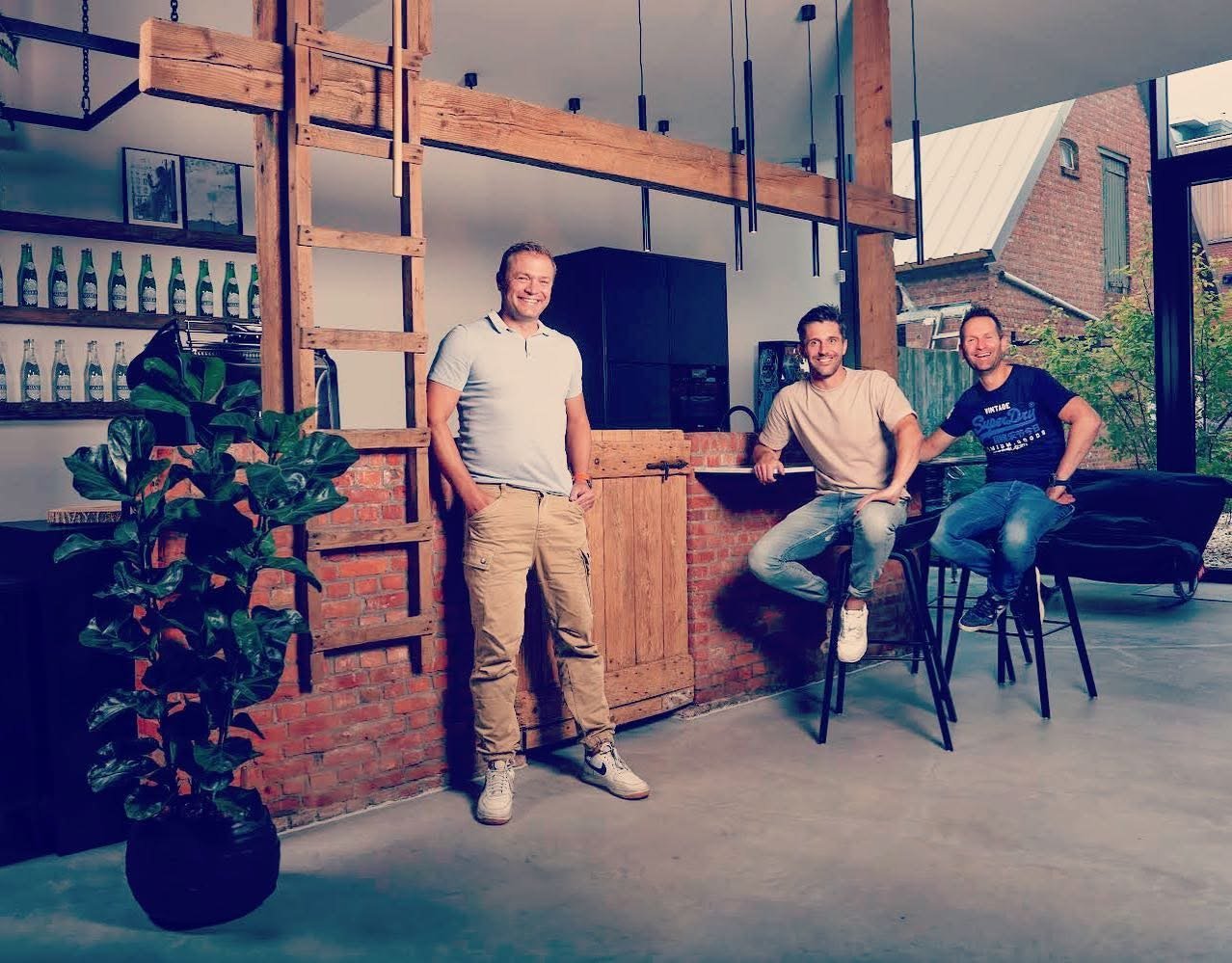 Barry, Hans en Eric bij de bakstenen bar met houten spanten in STAL 13 in Terneuzen